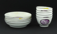 Lote 5 - TAÇAS COM PIRES EM PORCELANA DA CHINA SÉC. XVIII - Conjunto de 5 taças com pires. Decoração monocroma branca redecorada na Europa com reservas em "Cameau Rose" representando pastores com ovelhas em paisagem e filetes a negro. Dim: 5x8 cm (taças) 