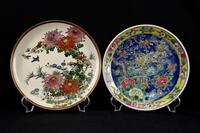 Lote 168 - PRATOS COM DECORAÇÃO ORIENTAL - Conjunto de 2 pratos marcados na base com decoração policromada, sendo: um em faiança decorado com motivos florais e pássaros; e o outro com motivos florais e animal mitológico. Dim: 25,5 cm de diâmetro (maior)