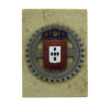 Lote 473 - PLACA ACP - Logotipo da ACP (Automóvel Club de Portugal) em metal relevado e policromado, aplicado em pedra mármore de formato rectangular. Dim: 2x13,5x10 cm