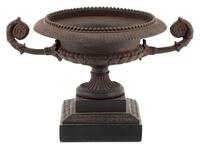 Lote 26 - TAÇA COM PEDESTAL - Taça em resina patinada de escuro com decoração gravada e 2 asas assente em base quadrangular. Dim: 17 cm (altura)