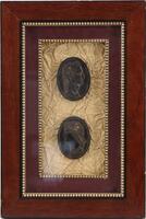 Lote 53 - QUADRO DECORATIVO - Moldura de caixa com 2 medalhões em resina escurecida representando Bustos Romanos. Dim: 31,5x21 cm