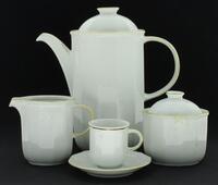 Lote 103 - SERVIÇO DE CAFÉ EM PORCELANA ALEMÃ - Composto de cafeteira, açucareiro, leiteira e 6 chávenas com pires. Decoração monocroma branca com filetes dourados. Dim: 23 cm (cafeteira). Nota: marcado nas bases