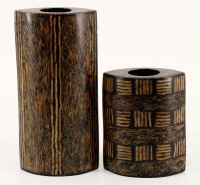 Lote 209 - JARRAS - Conjunto de 2 jarras em resina com decoração em tons de castanho e negro. Dim: 16 e 26 cm respectivamente