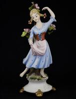 Lote 310 - CAPODIMONTE, ESCULTURA EM BISCUIT ITALIANO - Representando figura de menina junto a tronco florido assente em base com 4 pés dourados. Dim: 18 cm. Nota: marcada e assinada Ester