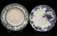 Lote 363 - PRATOS EM FAIANÇA - Conjunto de 2 pratos sendo 1 prato fundo em faiança de Sacavém com decoração floral a verde e filetes dourados e 1 prato em faiança inglesa com decoração floral a azul. Dim: 24,5 e 23 cm respectivamente. Nota: marcados. Prat