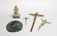 Lote 20 - ESCULTURAS DIVERSAS - Conjunto de 5 peças nomeadamente uma placa em cerâmica de filósofo grego «Hipócrates» em cerâmica com patine esverdeada e 4 esculturas de arte religiosa, sendo: Jesus Cristo em ferro pintado a beg; escultura em resina Pietá