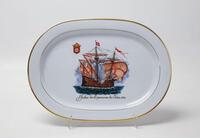 Lote 167 - TRAVESSA SPAL - travessa ovalada em porcelana Spal estampada no fundo com "Galeão das Especiarias da Índia, aba perfilafa por filetes dourados, marcada na base. Dimensão: 29,5x40,5 cm. Bom estado geral