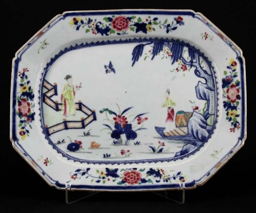 Lote 7 - TRAVESSA OITAVADA EM PORCELANA DA CHINA - Reinado Qianlong (1736-1795). Decoração policromada com paisagem e figuras. Dim: 29,5x37,5 cm