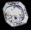 Lote 7 - TRAVESSA OITAVADA EM PORCELANA DA CHINA - Reinado Qianlong (1736-1795). Decoração policromada com paisagem e figuras. Dim: 29,5x37,5 cm - 2