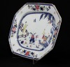 Lote 7 - TRAVESSA OITAVADA EM PORCELANA DA CHINA - Reinado Qianlong (1736-1795). Decoração policromada com paisagem e figuras. Dim: 29,5x37,5 cm - 3