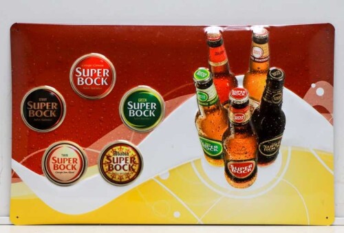 Lote 12 - PLACA PUBLICITARIA CERVEJA SUPER BOCK - Em folha metálica, com decoração policromada e relevada, reproduzindo garrafas com publicidade a diversas cervejas "Green, Sabor Autêntico, Stout, Twin, e Abadia". Dim: 24x40 cm. Nota: como nova