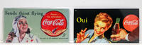 Lote 32 - COCA-COLA, PLACAS PUBLICITÁRIAS - Conjunto de 2 placas em metal, com publicidade à “Coca-Cola" com decoração vintage, uma placa com publicidade em francês "Oui" e outra em inglês, representando figuras femininas da década de 50 sendo uma aviador