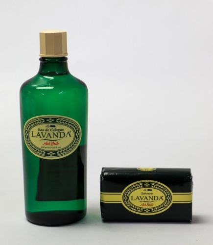 Lote 114 - ÁGUA DE COLÓNIA E SABONETE LAVANDA, ACH. BRITO - Lavanda Eau de Cologne de 400ml, e sabonete da Ach. Brito. Dim.: 19,5 cm de altura. Novo