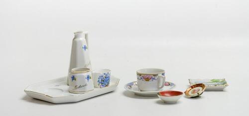 Lote 17 - PORCELANAS VARIADAS - conjunto de 6 peças em porcelana, sendo: conjunto de 3 peças (travessa, vinagreira e mostardeira) em porcelana do Candal, decoração com flores violetas; taça ou copo miniatura "Staffordshire England" decoração com flores 