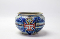 Lote 120 - VASO EM FAIANÇA PORTUGUESA - Cavaco Gaia. Decoração policromada com motivos florais e cartela ao centro com Cruz de Malta encimada por Brasão de Armas do Reino de Portugal. Assinada na base. Dim: 19x27 cm (aprox.). Nota: Marcas de uso. Desgaste