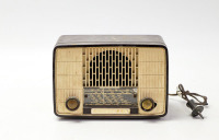 Lote 133 - RÁDIO HORNYPHON VINTAGE - rádio vintage da marca Hornyphon, Modelo W257U/ 5b, 220 V, com corrente contínua e alternada. Caixa em baquelite castanha e branca. Dim.: 19,5x27x13,5 cm. Sinais de uso, possiveis falhas. Não testado. Nota: consultar