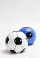 Lote 123 - MEALHEIROS - 2 mealheiros em barro pintado em forma de bola de futebol, um azul e um branco, da marca Sparbuchse. Novos