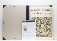 Lote 1 - DESENHOS DA PRISÃO - Álvaro Cunhal, Lisboa, Editorial Avante, 1975. 25 estampas dos desenhos de Álvaro Cunhal, mítica obra, muito procurada e valorizada. Peça de coleção. Exemplar em pasta protetora, em bom estado geral, com ligeiras marcas. Cons