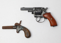 Lote 14 - REVOLVER ANTIGO E PISTOLA PEDERNEIRA - revolver de calibre obsoleto com cano de secção circular, tambor de 6 munições, e talas em com empunhadura em madeira; e réplica artesanal de pistola antiga de pederneira com punho em madeira. Dimensões: re