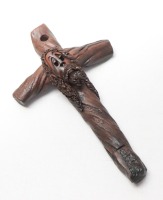 Lote 21 - ARTESANATO PORTUGUÊS, ERNESTO SILVA - Cristo - escultura de Cristo Crucificado em barro, assinada, artesanato português em olaria. Dimensão: 18x10,5 cm