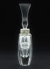 Lote 39 - CRISTAL ATLANTIS FRASCO DE PERFUME - Frasco para perfume em Cristal, marca a laser na base, lapidado manualmente, bordo com ornamento em prata relevada e tampa com vareta. Fabricado e lapidado manualmente pela antiga fábrica de vidros da Crisal 