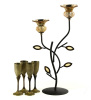 Lote 248 - CANDELABRO E CÁLICES - Conjunto de 5 peças, sendo: candelabro com estrutura em metal ferro forjado em forma de flor, com pétalas e arandelas com vidro castanho, de 2 lumes; e 4 cálices em forma de flor em latão. Dim: 40 cm de altura (candelabro