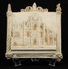 Lote 29 - "MONUMENTO DA BATALHA" - Placa de suspensão em terracota branca relevada representando o Mosteiro da Batalha. Dim: 17x17 cm