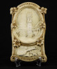 Lote 42 - "UNIVERSIDADE DE COIMBRA" - Placa de suspensão em terracota branca relevada representando Vista da Universidade de Coimbra e Guitarra de Coimbra. Dim: 23x13 cm. Nota: marcada na pasta