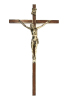 Lote 44 - CRUCIFIXO - Cruz em madeira revestida a latão com imagem de Cristo em latão relevado. Dim: 14x10 cm (imagem) e 30x16 cm (cruz)