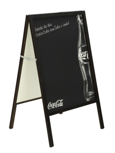 Lote 51 - PAINÉIS DE RESTAURANTE (PARA EMENTAS) - Painel duplo, de chão, com moldura articulada em madeira escurecida. Painéis em material sintético preto com publicidade à Coca-Cola, com inscrição "Bebida do dia: Coca-cola com gelo e limão!". Dim: 105x64