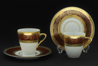 Lote 54 - LIMOJES, CHÁVENAS DE CAFÉ EM PORCELANA - Conjunto de 2 chávenas com pires com decoração bordeaux e dourada com motivos geométricos e vegetalistas. Dim: 12 cm de diâmetro (pires)