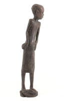 Lote 81 - ARTE AFRICANA, FIGURA - Escultura em madeira exótica entalhada, representando "Figura". Dim: 34 cm (altura)