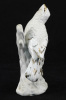 Lote 90 - PÁSSARO - Escultura em porcelana branca com decoração dourada, representando "Pássaro". Dim: 12 cm (altura) - 4