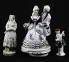 Lote 112 - FIGURAS EM PORCELANA - Conjunto de 3 peças em porcelana com decoração policromada, modelos e decorações diferentes. Sinaias de uso, pequenas falhas. Dim: 18 cm (maior)