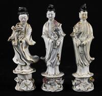 Lote 120 - DIVINDADES ORIENTAIS EM PORCELANA - Conjunto de 3 figuras em porcelana branca com mãos amovíveis, com ornamentos dourados. Duas figuras sem mão. Dim: 16 cm (altura)