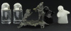 Lote 123 - SALEIROS E PIMENTEIROS - Conjunto de 5 peças sendo: 2 pares de saleiros / pimenteiros em cristal e faiança; e pequena escultura em metal representando cão e palhaço. Dim: 10 cm (escultura)