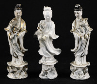 Lote 132 - DIVINDADES ORIENTAIS EM PORCELANA - Conjunto de 3 figuras em porcelana branca com mãos amovíveis, com ornamentos dourados. Uma figura sem mão. Dim: 16 cm (altura)