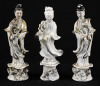 Lote 132 - DIVINDADES ORIENTAIS EM PORCELANA - Conjunto de 3 figuras em porcelana branca com mãos amovíveis, com ornamentos dourados. Uma figura sem mão. Dim: 16 cm (altura)