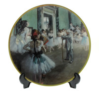 Lote 140 - COLECÇÕES PHILAE, PRATO EM PORCELANA - Prato da colecção O Museu de Porcelana do Impressionismo. Prato com uma reprodução de obra de Edgar Degas, "A aula de ballet". Dim: 20 cm de diâmetro. Proveniente de colecção particular. Nota: Novo, embala