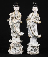 Lote 144 - DIVINDADES ORIENTAIS EM PORCELANA - Par de figuras em porcelana branca com mãos amovíveis, com ornamentos dourados. Uma figura sem mão. Dim: 25 cm (altura)