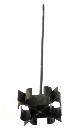 Lote 160 - FORMA PARA FILHÓS - Antiga forma em ferro, com pega, para fabrico de filhoses. Fabrico artesanal dos anos 50. Dim: 41 cm de altura. Nota: sinais de uso