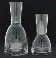 Lote 171 - SCHOTT ZWIESEL PAR DE DECANTERS - Conjunto de 2 decantares em cristal alemão. Dim: 26 cm (maior), e 20 cm (menor), de altura. Nota: sem uso