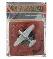 Lote 189 - MIKOYAN GUREVICH MIG-3, MINIATURA DE AVIÃO - Modelo de Avião e respectiva base identificativa à escala 1:72. Em metal e plástico, pintado a branco. URSS. Nota: em blister de origem com sinais de armazenamento. Em bom estado