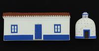 Lote 197 - CASAS DA ALDEIA - Conjunto de 2 peças de artesanato em gesso pintado à mão "Nova - Arte Cerâmica Artística". Representação de Sousel e ferreira do Alentejo. Dim: 18x8 cm (a maior). Nota: novas, sem uso