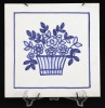 Lote 198 - PLATEAU E AZULEJOS - Conjunto de 3 peças, composto por plateau em metal cromado de formato recortado com espelho biselado (com defeitos) e 2 azulejos decorativos. Dim: 39 cm (plateau) - 3