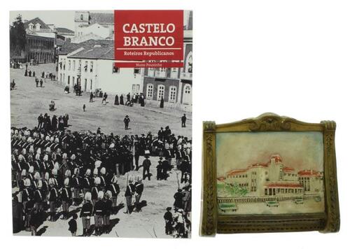 Lote 209 - CASTELO BRANCO, LIVRO E PLACA DE SUSPENSÃO - Livro Roteiros Republicanos - Nuno Pousinho, Editora Quidnovi, Comissão Nacional para as Comemorações do Centenário da República, 2010. Como novo. Placa de suspensão em cerâmica policromada do extint