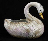 Lote 223 - J.E.B.B., ALCOBAÇA, FLOREIRA EM FAIANÇA - Em forma de cisne com decoração relevada e policromada. Dim: 18x20x14 cm