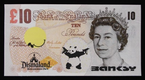 Lote 245 - BANKSY (AFTER) - Impressão sobre tela com assinatura, Edição Dismaland August/September 2015, título "Dismal 10 Pound". Verso com inscrição. Dim: mancha 11x21 cm. Sem moldura. Nota: Banksy (n.1974) é um artista britânico de rua, cujos trabalhos