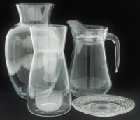 Lote 249 - CONJUNTO EM VIDRO TRANSLÚCIDO - Composto por 4 peças: jarra bojuda, decanter, jarro e 1 pequeno prato. Dim: 26 cm de altura (jarra). Nota: sinais de uso