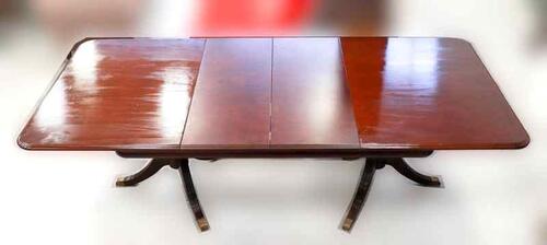 Lote 12 - MESA DE JANTAR INGLESA - mesa de sala de jantar em madeira de mogno, com 2 pernas com pé de galo com pontas em latão estriado, com extensão do tampo. Dimensão: 78x160x110 cm, com extensões 240 cm. Bom estado geral